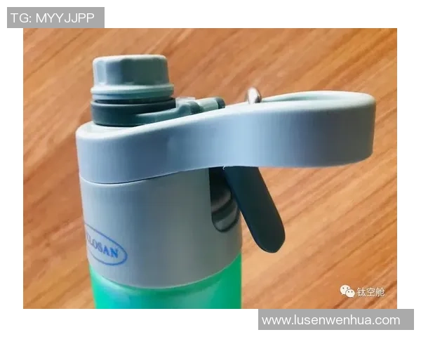 足球明星喷雾水杯助力运动爱好者畅享清凉体验与健康生活